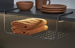 Умная организация кухни: подвесные держатели и корзины