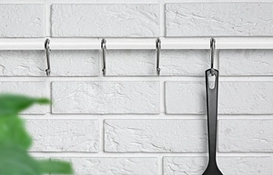 Новая классика кухни: белая рейлинговая труба d16 от AKS