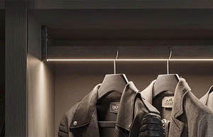 Не ищите вещи на ощупь. Теперь штанга подсветит гардероб
